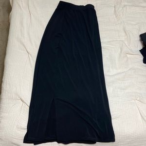 Flowly Skirt w/ Small Slit